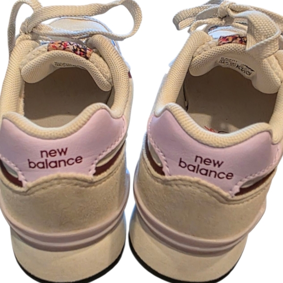 👟Sz. 11 New Balance Women's Cream and Pink Sneakers - Picture 5 of 6